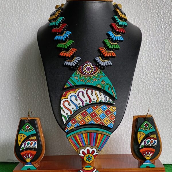 HANDCRAFTED CLAY NECKPIECE